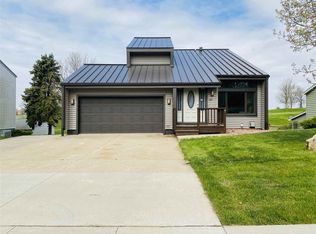 126 Country Club Rd, Williamsburg, IA 52361
