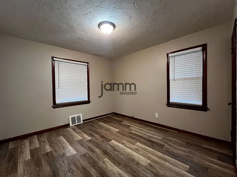 18713 Waterbury Ave — Photo 19
