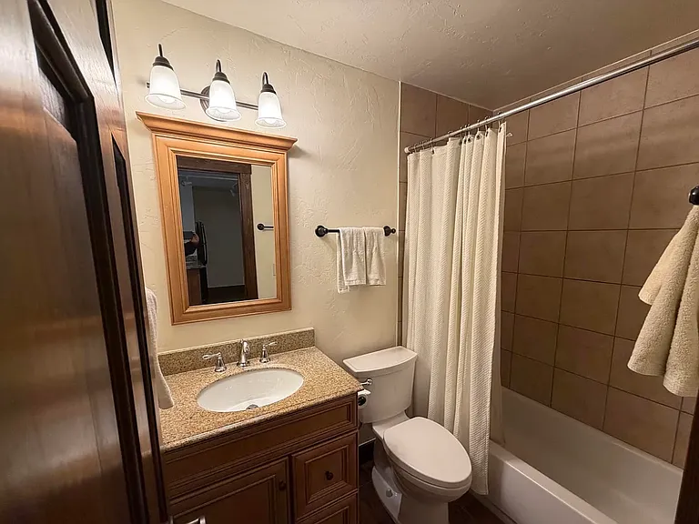 811 W Beaver Creek Blvd #D4 — Photo 2