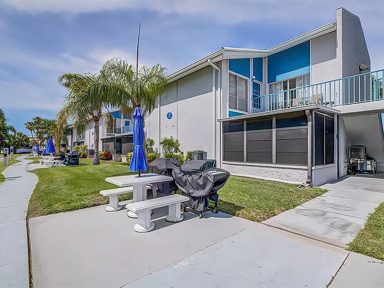 161 Medallion Blvd #E — Photo 3