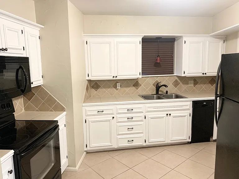 4616 N Harvey Pkwy — Photo 18