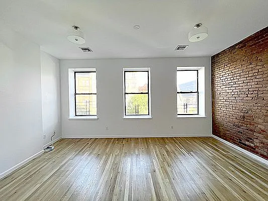 2070 5th Ave #4 photo 1