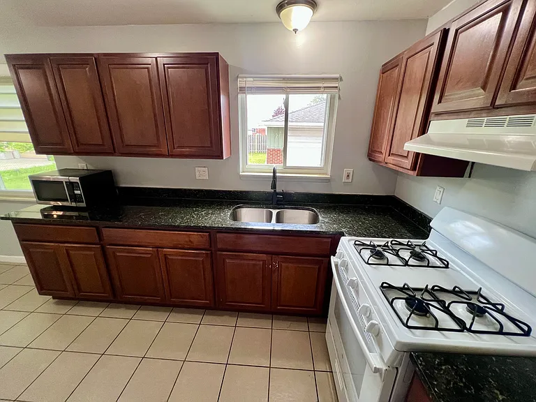 2252 Winston Dr — Photo 6