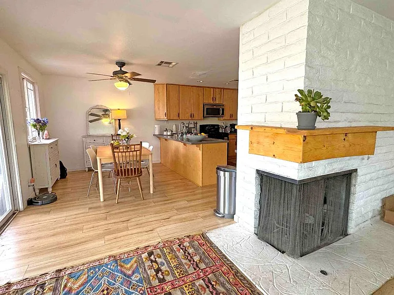 406 Crestview Dr — Photo 2