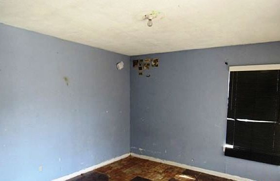 4th image of 235 Drury Ln