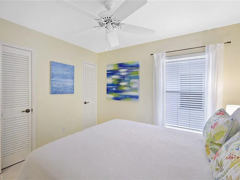 286 4th St S #203 — Photo 17