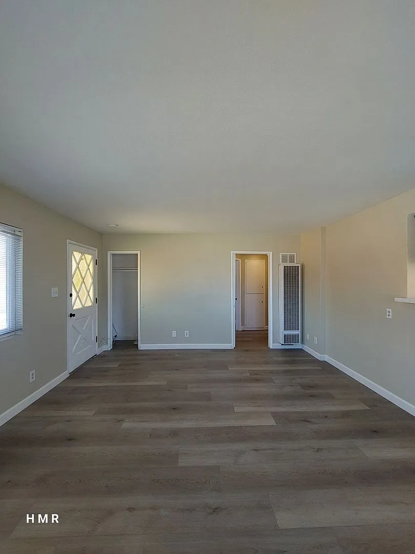 Stylish 2-Bedroom Duplex: Modern Upgrades & Prime Location — Photo 4