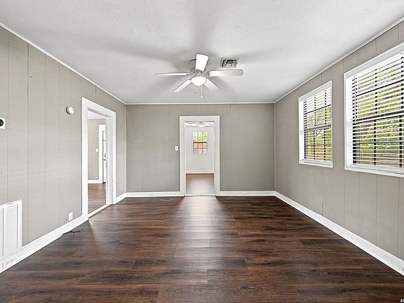 4th image of 204 E DAVIS ST