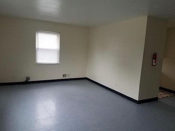 4th image of 829 Uhrig Ave