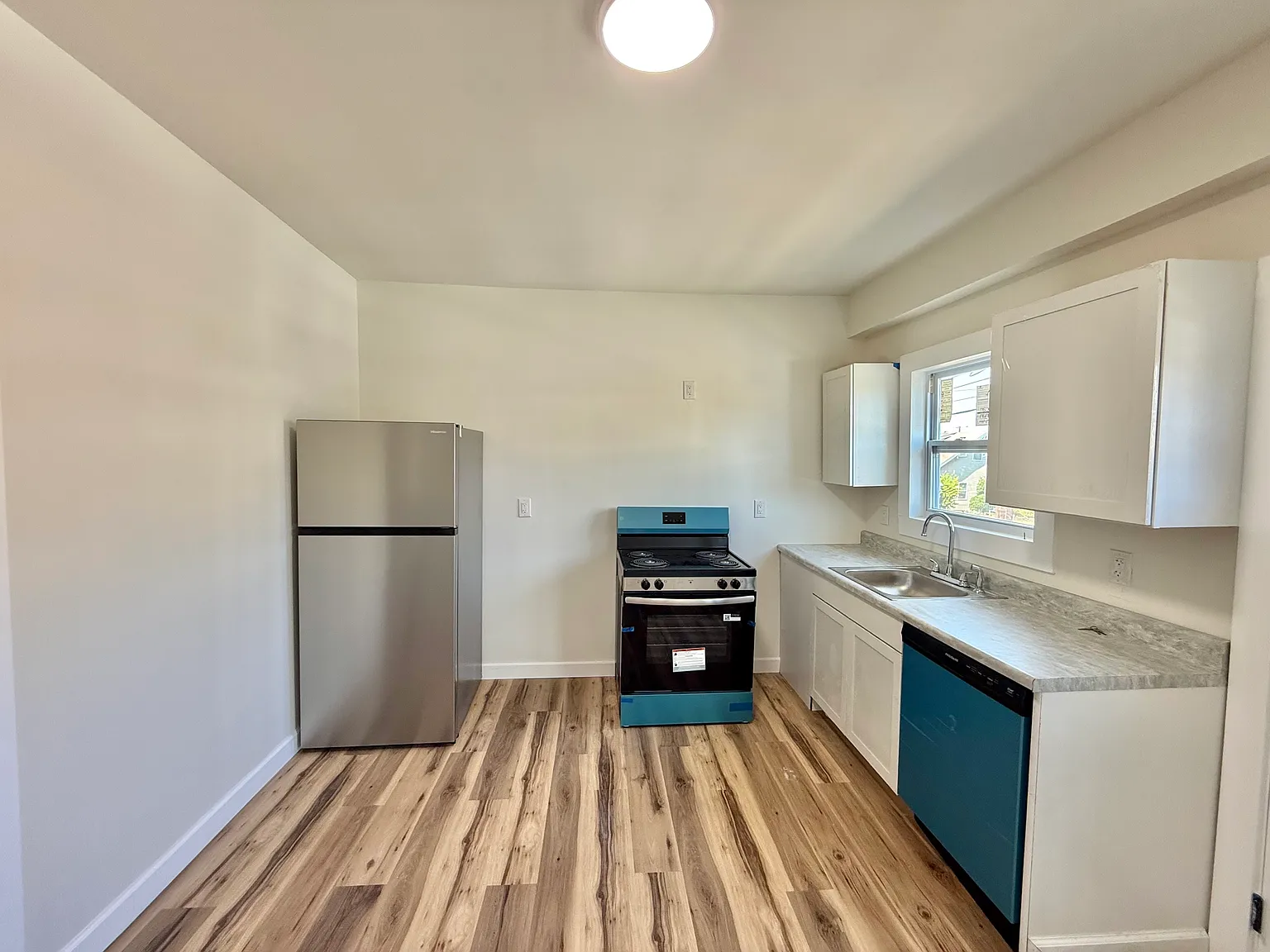 1 bed, 327 sqft, $1,100 — Photo 4
