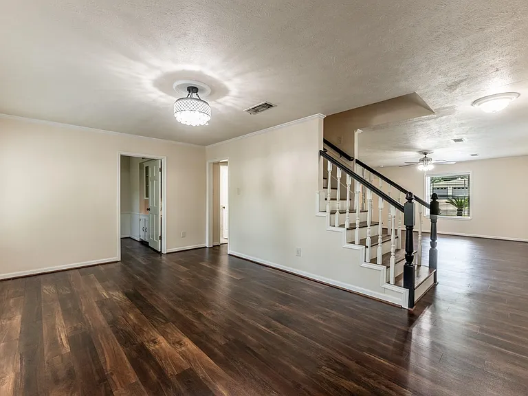 1006 Amesbury Ct — Photo 4