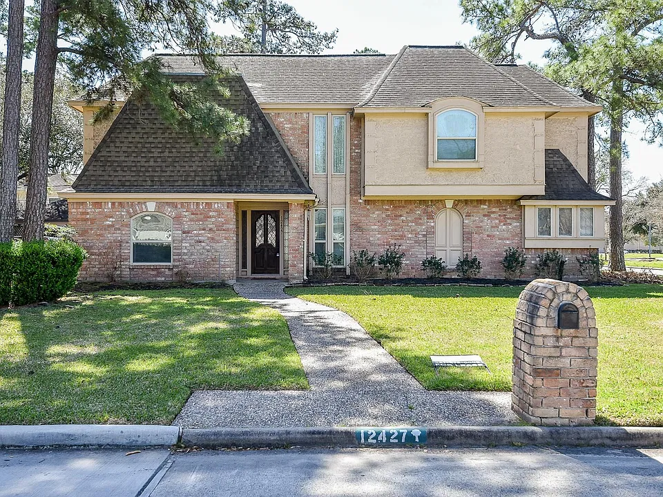 12427 Normont Dr