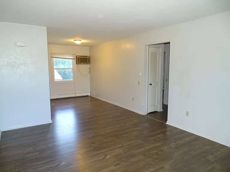 307 E Coomer St #8 — Photo 6