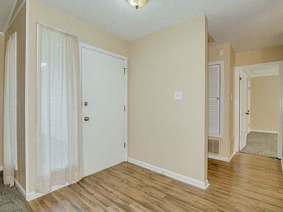 3rd image of 120 W Lynne Dr