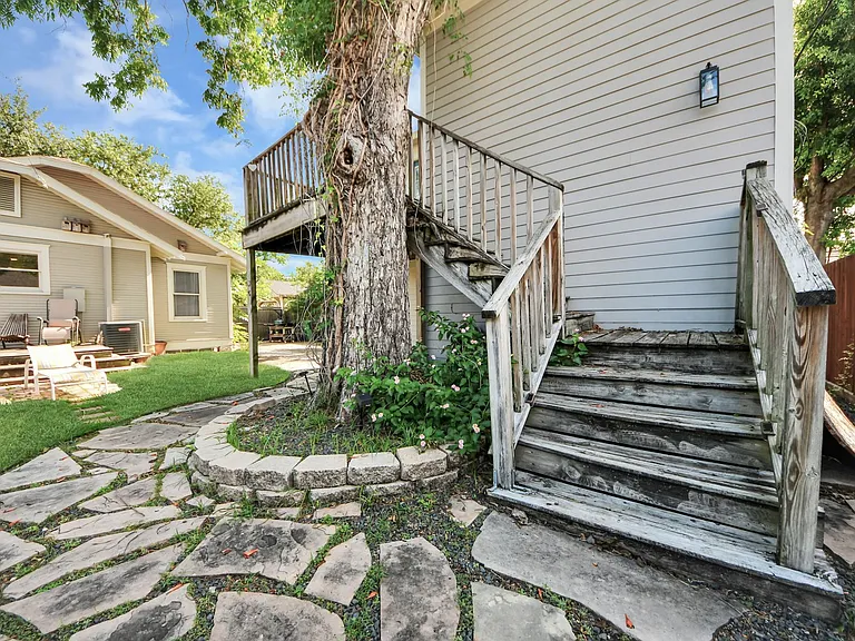 916 W Cottage St — Photo 27
