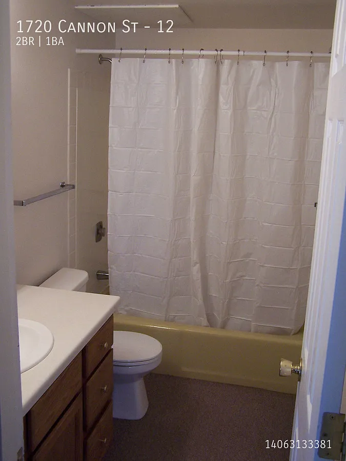Upper level two bedroom rental — Photo 4