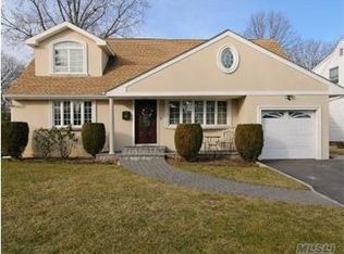 194 Weyford Ter, Garden City, NY 11530