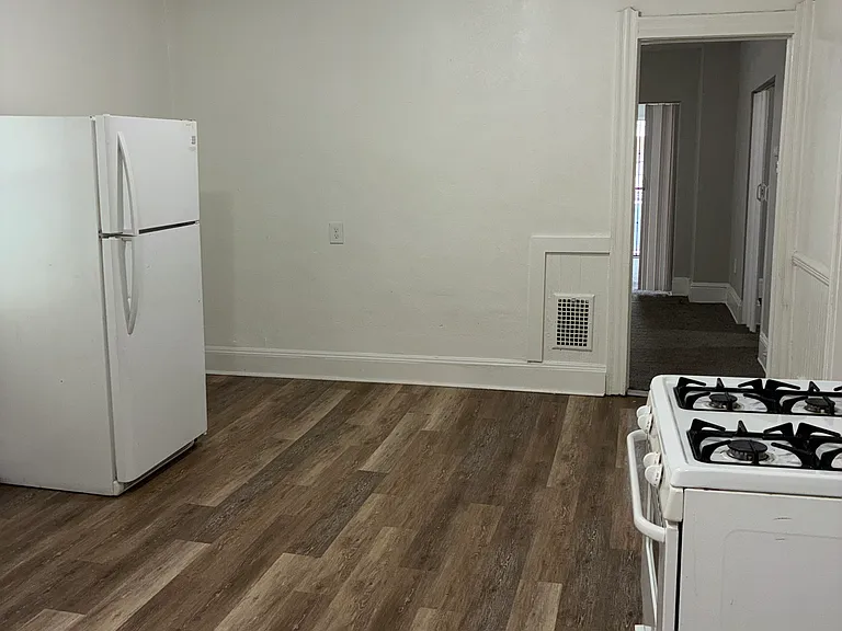 8218 Korman Ave #UP — Photo 15