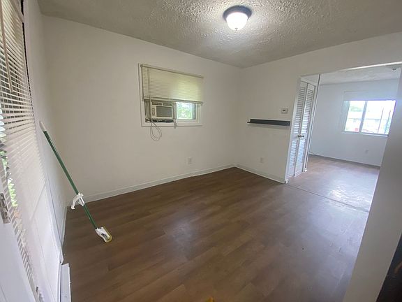 5th image of 901 N Lindbergh Dr