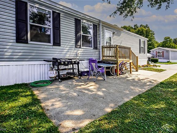 2nd image of 1049 S Park Dr