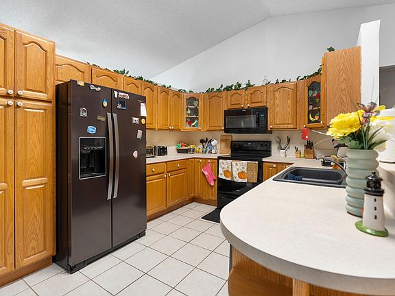 2nd image of 565 SW CHERRYHILL Road
