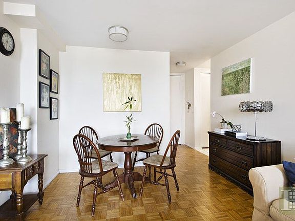 3rd image of 161 W 61st St APT 25H