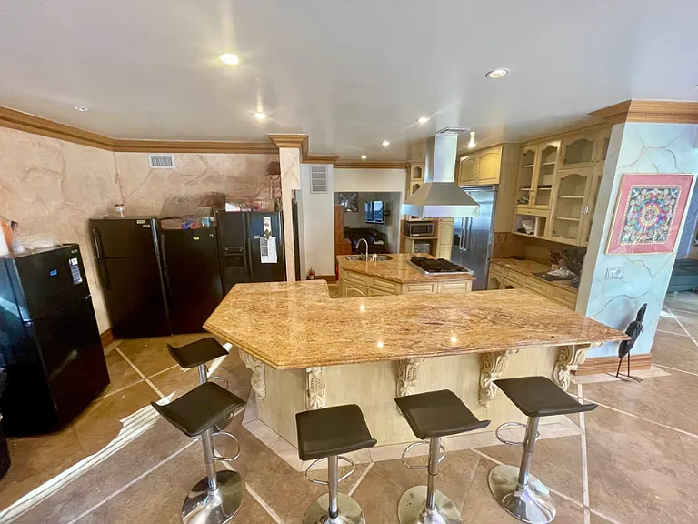 4266 Hillcrest Dr — Photo 9