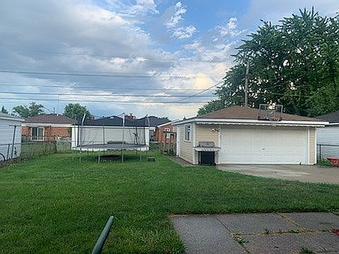 3rd image of 32342 Beechwood Dr
