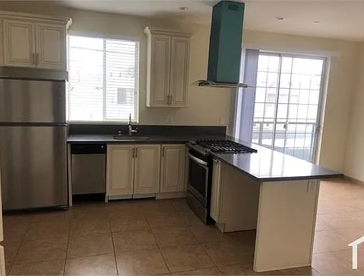 3 bed, 1255 sqft, $3,795 — Photo 2