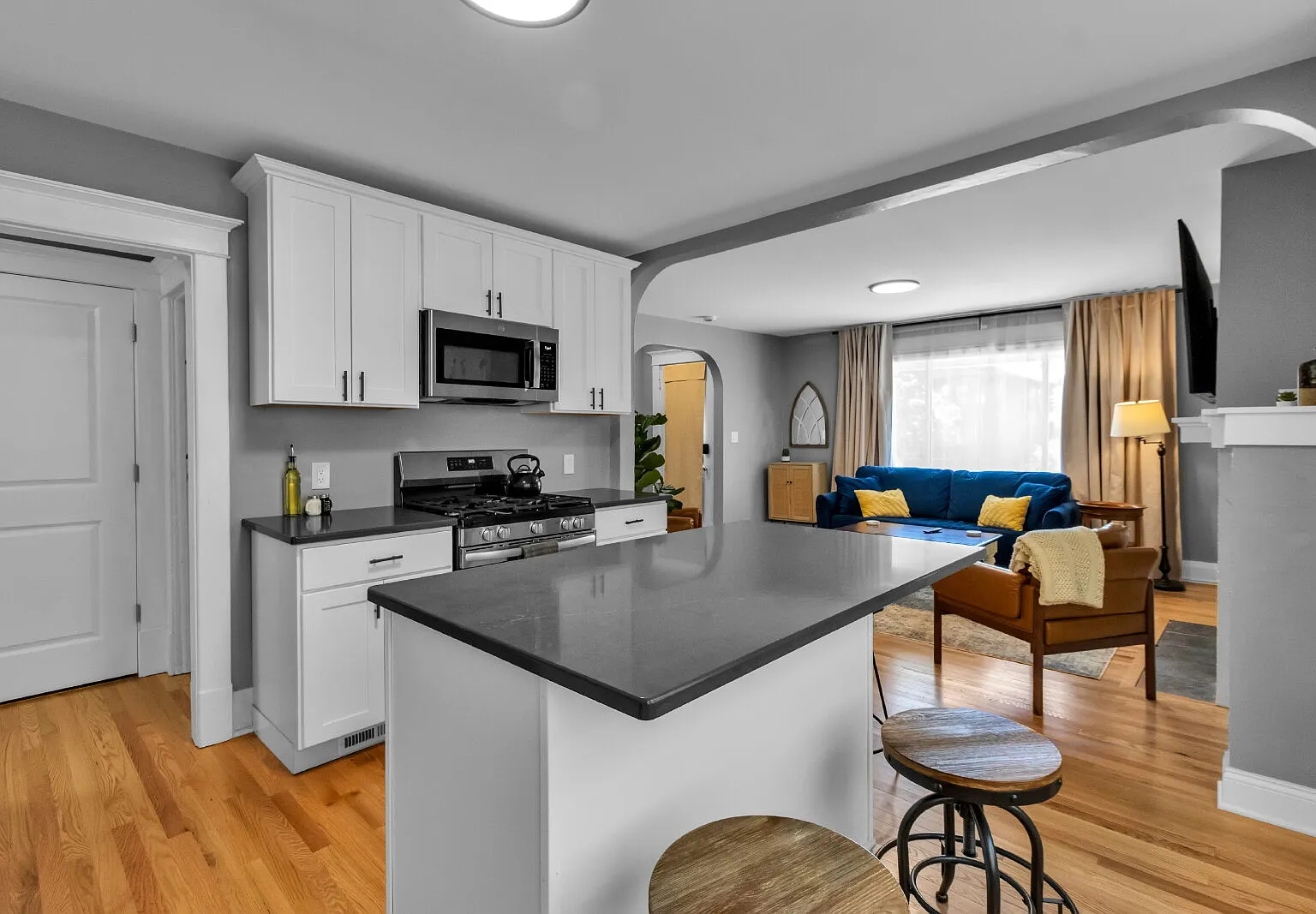 7 bed, 4.0 bath, 2428 sqft, $8,000 — Photo 4
