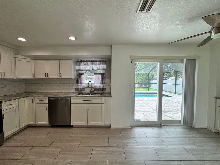 3410 Bay St — Photo 11