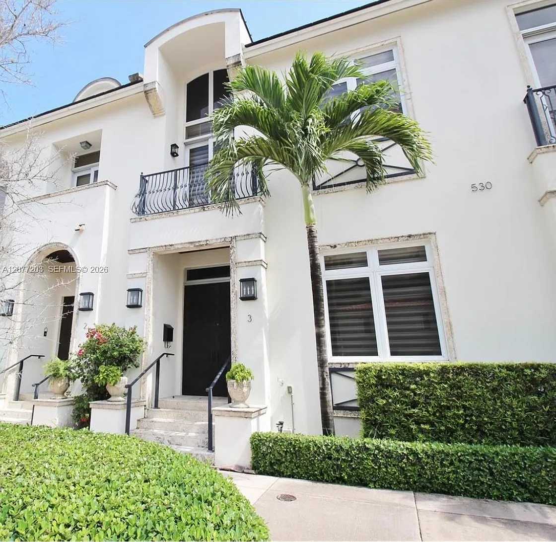 Valencia Townhomes — Photo 1