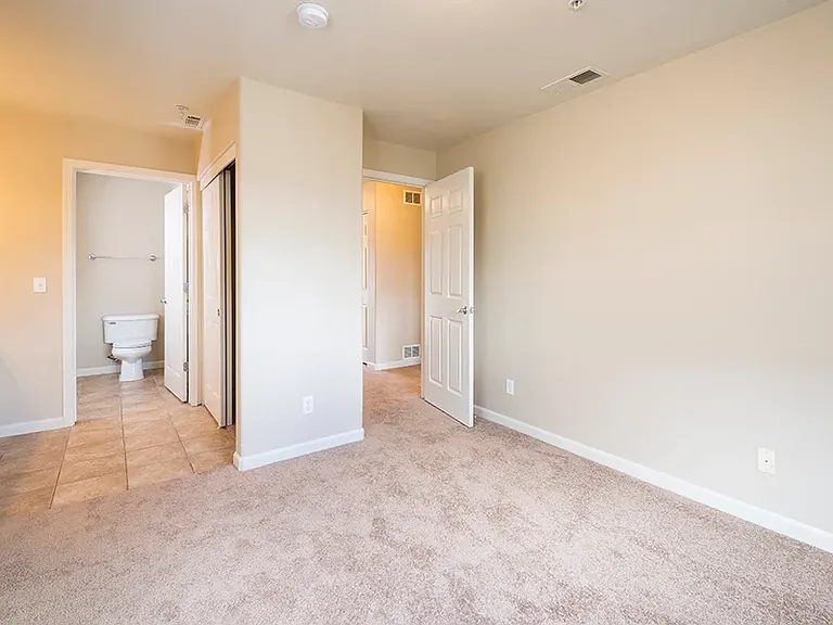 Lincoln Gardens Apartments — Photo 14