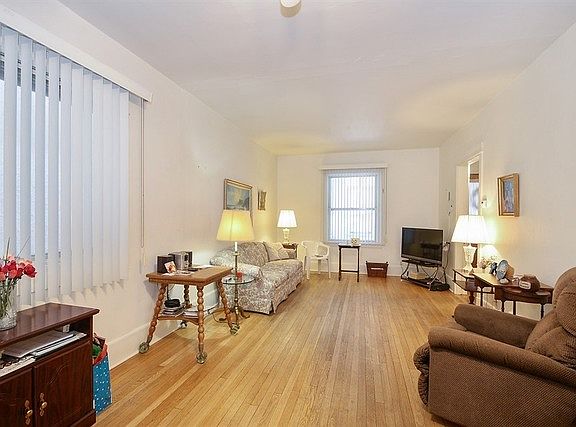 3rd image of 6135 N Wolcott Ave