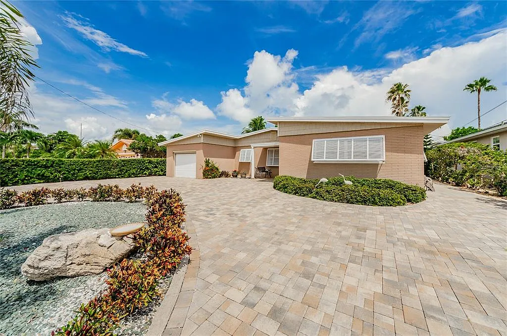 3 bed, 2.0 bath, 1618 sqft, $3,600 — Photo 3
