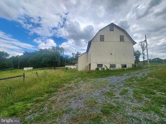 5th image of 2296 Valley Rd