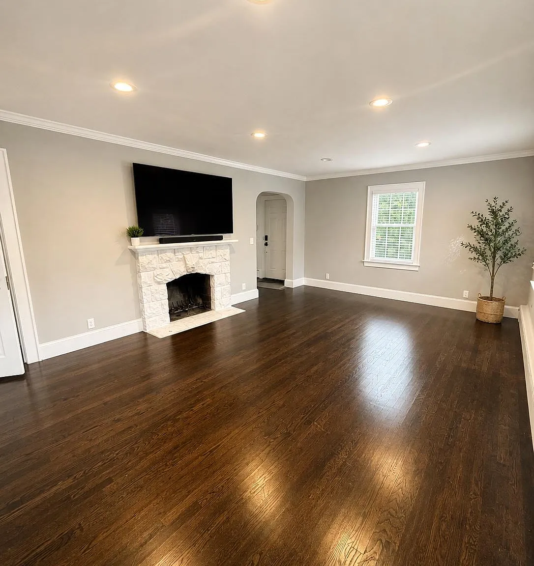 3 bed, 2.0 bath, 1938 sqft, $5,850 — Photo 3