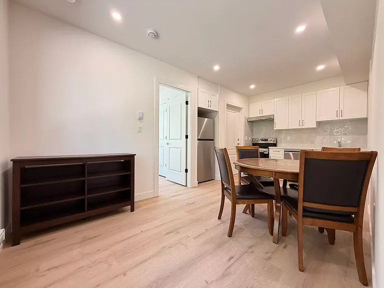 4750 Barker Cres — Photo 3