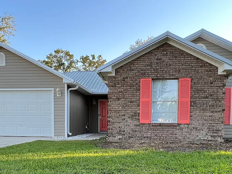 229 Howard Cir — Photo 1