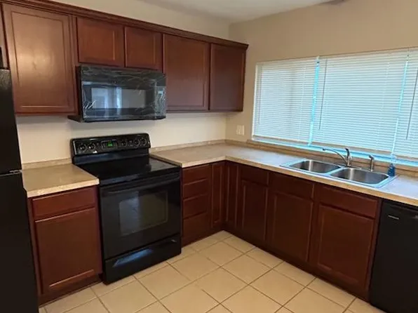 20202 Hunt Club Dr, Harper Woods, MI 48225