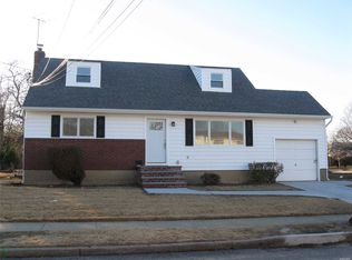 101 Sagamore St, Freeport, NY 11520