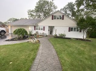 8 Bening Ln, Holbrook, NY 11741