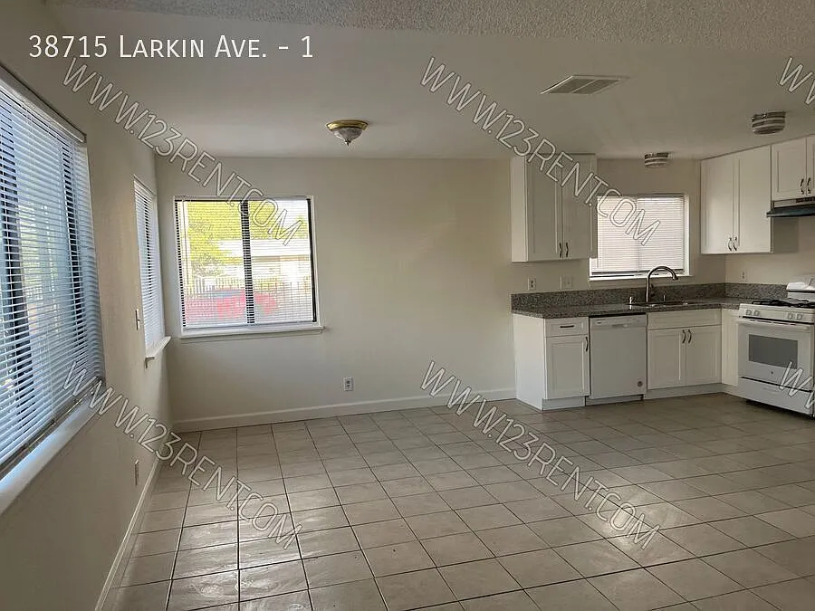 Two Bedroom One Bath Apt East Palmdale — Photo 4