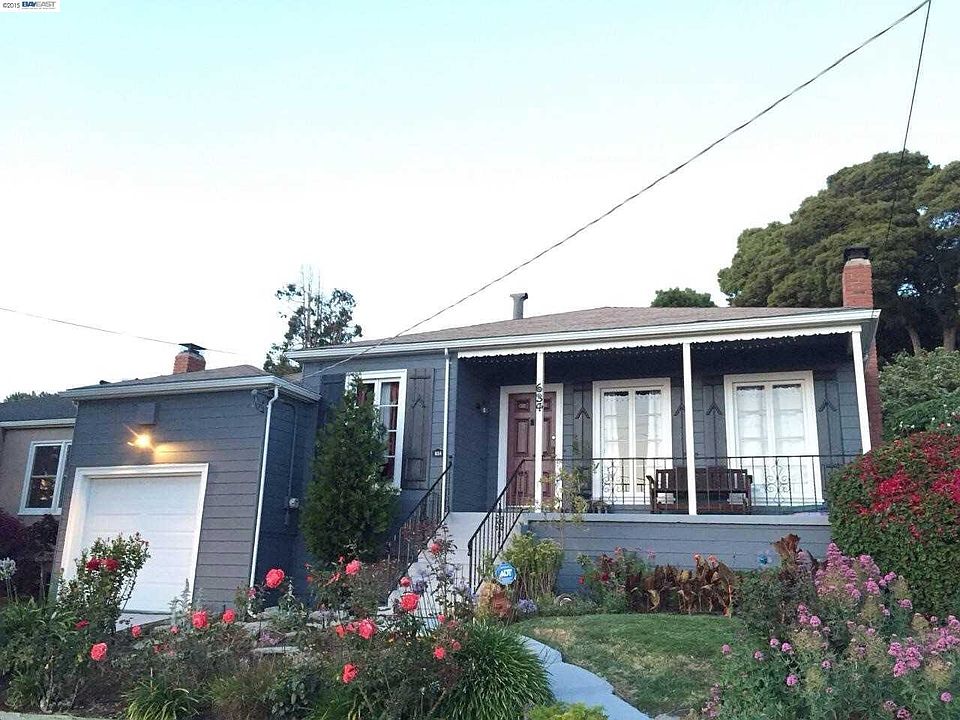 Beautifully landscaped...Watch the sunset from the porch..