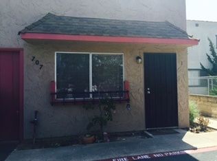 703 Windsor Ct APT 4, Vista, CA 92084