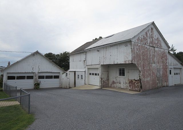 2nd image of 374 Hahnstown Rd