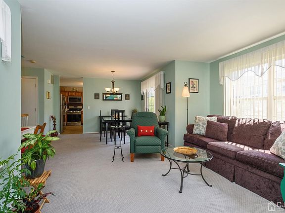 5th image of 618 Hampshire Dr