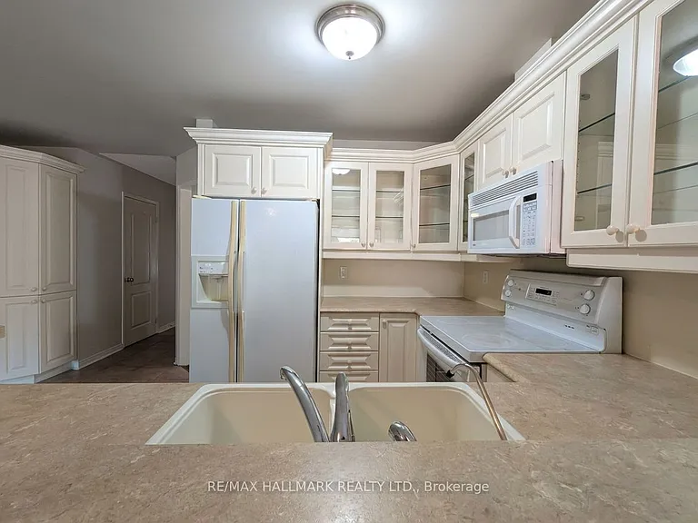 441 Heddle Cres N — Photo 7