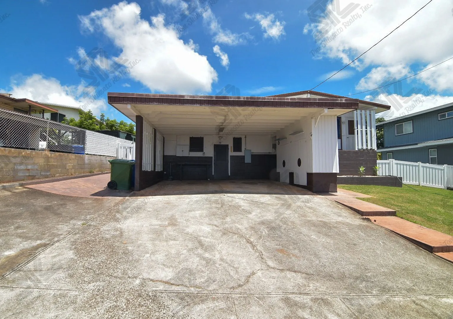 Spacious 3BR/1.5BA Home in Pearl City Ample Parking! — Photo 2