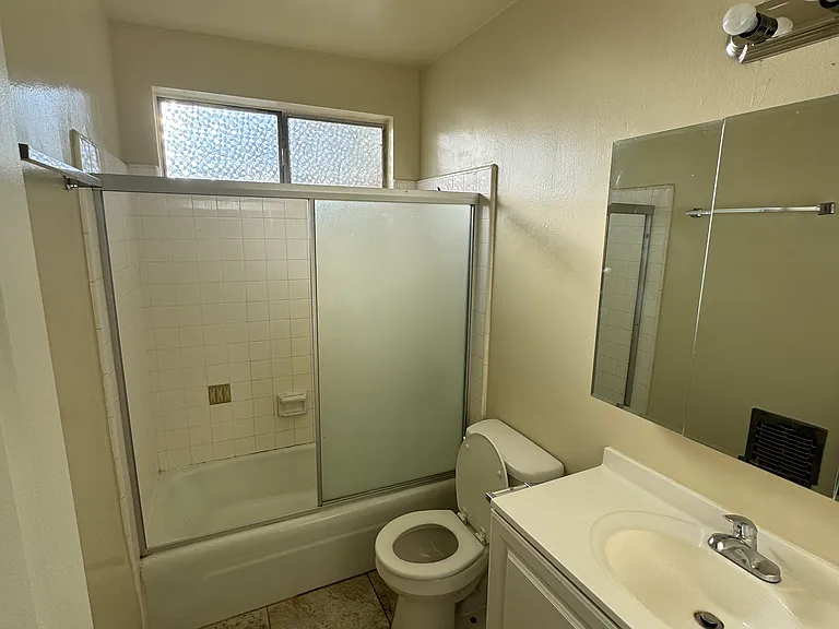 1193 N Ardmore Ave #9 — Photo 5